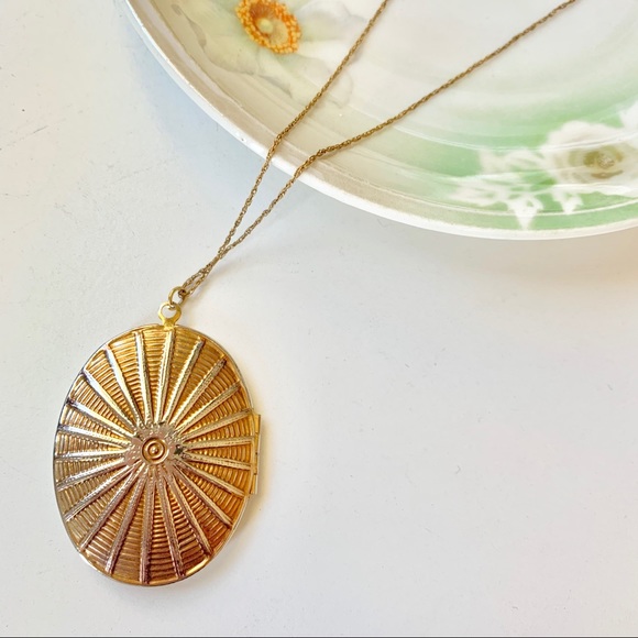 Vintage Jewelry - Vintage Starburst Oval Locket Pendant Necklace
